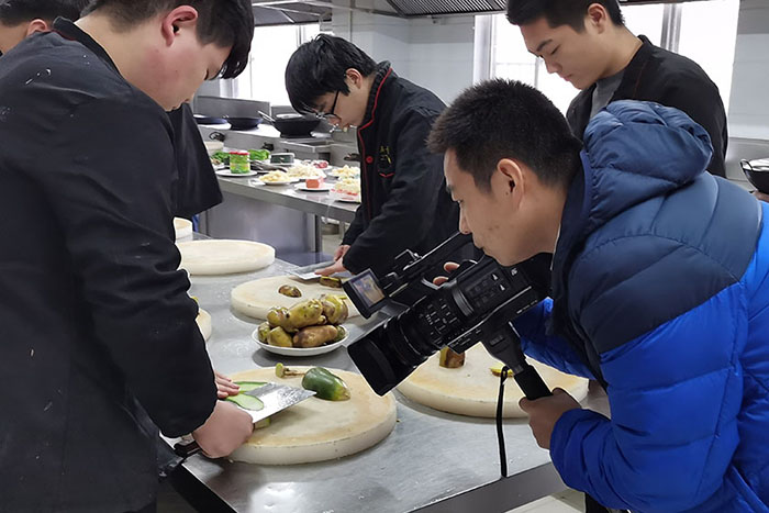 济宁电视台专访厨师班刀工比赛